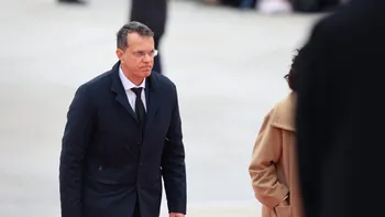 POLITIC Ionuț Moșteanu, surprins în Parlament sorbind din cafea în timpul imnului național