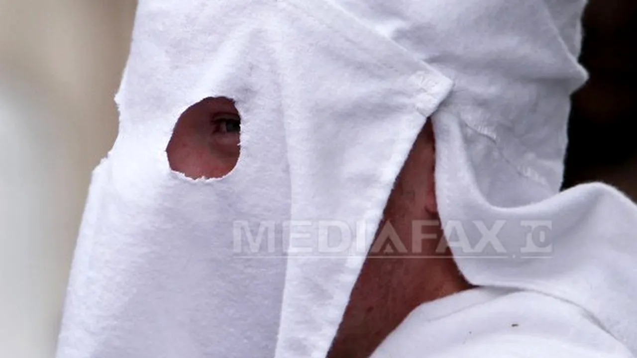 INCIDENT INCREDIBIL în SUA: O tânără de culoare a fost incendiată de trei bărbaţi. Atacul pare a avea marca grupării Ku Klux Klan