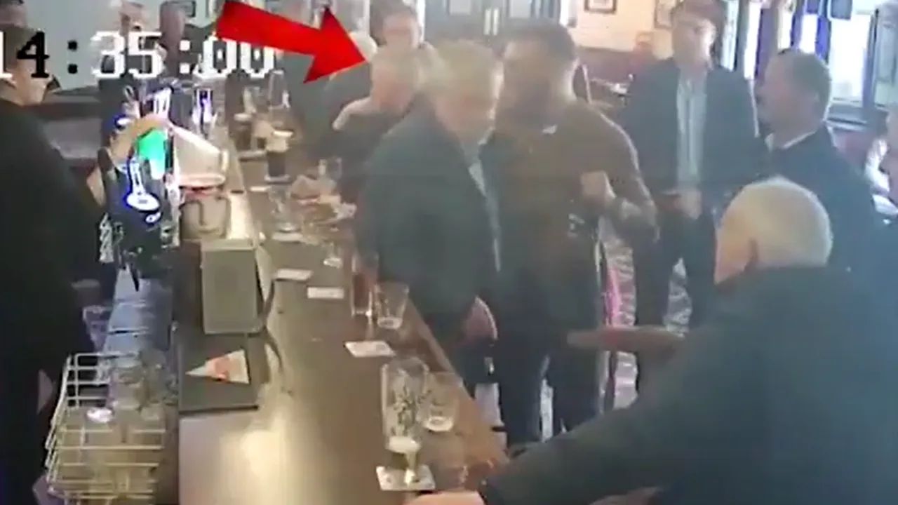 VIDEO - Vedeta UFC Conor McGregor a lovit un bătrân într-un bar din Irlanda în timp ce încerca să-i ofere o băutură
