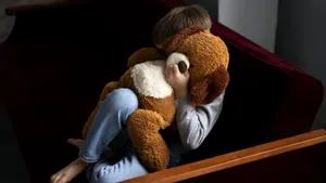 Psihologia spune că adulții crescuți fără afecțiune dezvoltă aceste patru tipare. Specialiștii le recunosc imediat