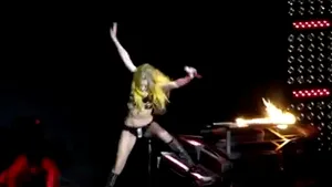 Lady Gaga a căzut de pe un pian în timpul unui concert - VIDEO