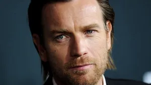 Ewan McGregor a scăpat nevătămat după ce a fost aruncat de pe motocicletă