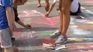 Record Guinness: Cea mai mare suprafaţă din asfalt decorată cu desene, creată la Copenhaga - VIDEO