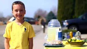 Un copil de 9 ani a vândut limonadă timp de 3 ani pentru a dona banii unui adăpost pentru pisici