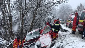 Accident rutier GRAV în Sibiu: Un mort şi un rănit grav, după ce maşina în care se aflau a derapat