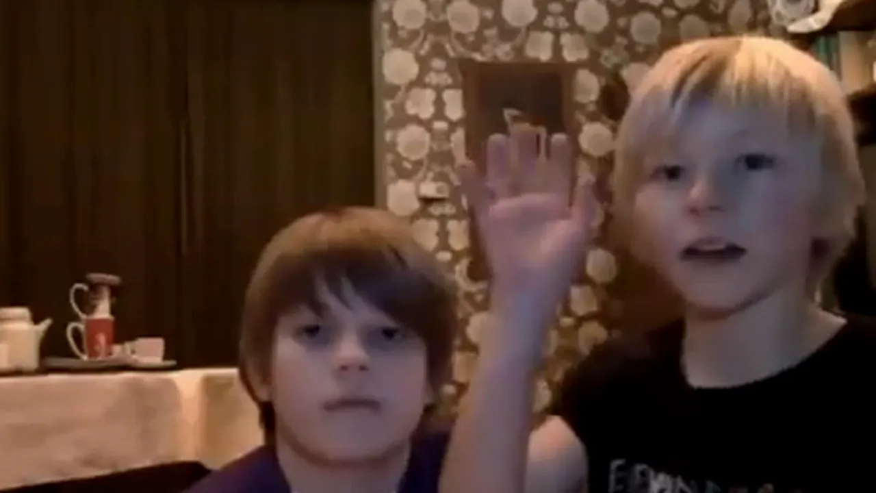 Ce pot face doi copii cu o FAŢĂ DE MASĂ? Filmarea care stârneşte controverse - VIDEO