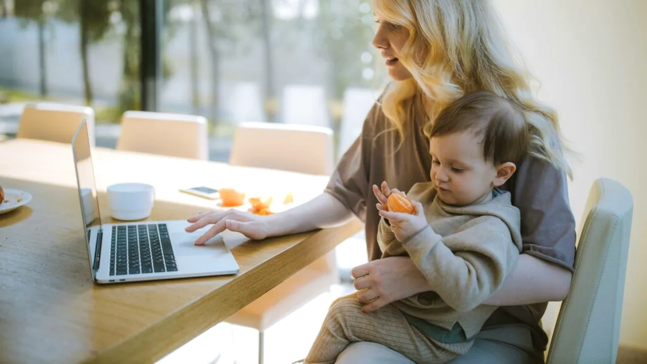 Sondaj: Mamele care muncesc în străinătate nu găsesc job în România. Câti părinți vor să se întoarcă