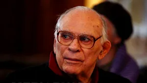 Liviu Ciulei, într-un interviu: Sper să nu intre şi în teatru mahalaua asta a politicienilor şi a anumitor ziarişti