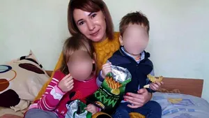 Mama copiilor din Galaţi, bătuţi cu bestialitate de tatăl lor, s-a întors din Anglia/ Protecţia Copilului: Trebuie să demonstreze că poate avea grijă de ei
