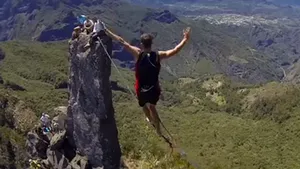 Distracţie periculoasă: Echilibristică la 2.000 de metri altitudine - VIDEO