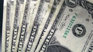 Dolarul a atins, vineri, maximul ultimelor cinci luni faţă de euro