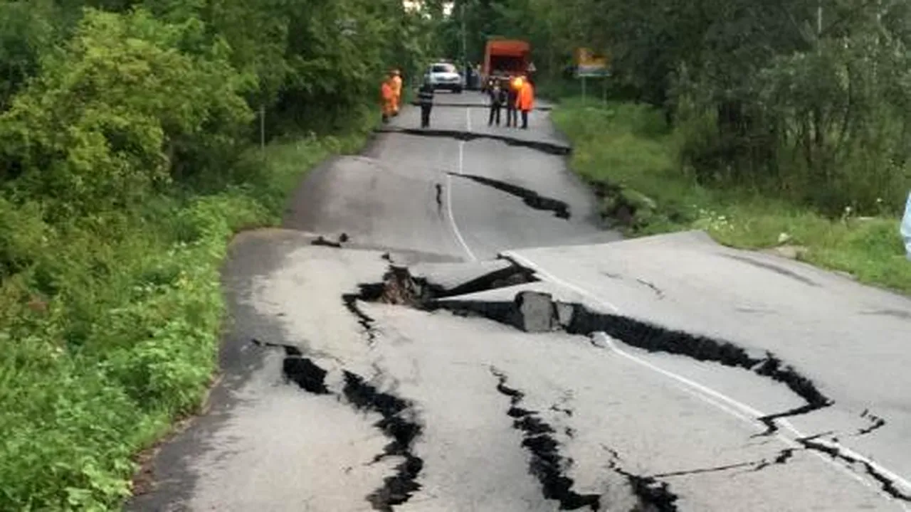 Arată ca după un CUTREMUR mare: Un drum naţional din Argeş a fost rupt de o alunecare de teren