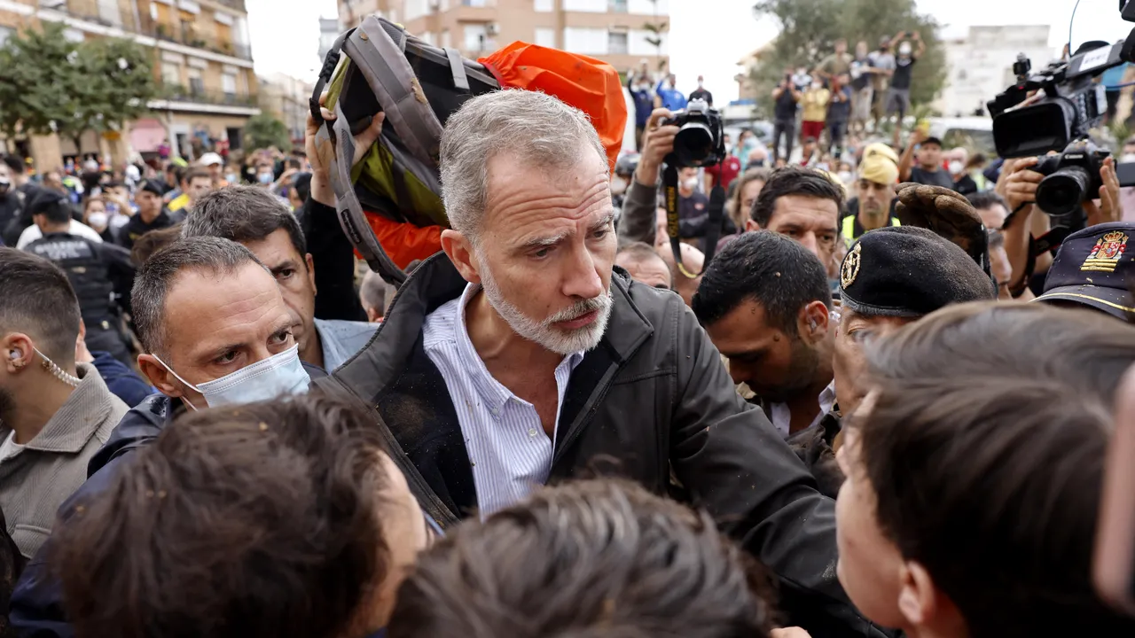 Prima reacţie a regelui Spaniei, după ce a fost întâmpinat de protestatari la Valencia: Înţeleg furia şi frustrarea