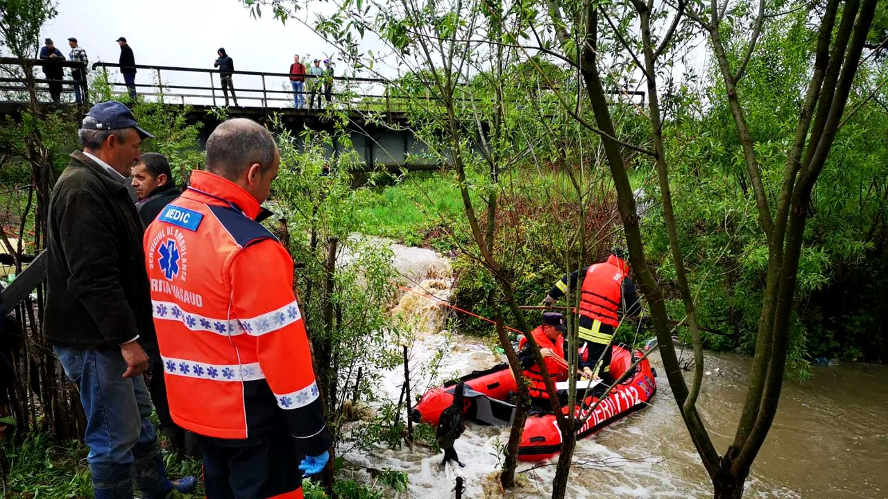 Operaţiune cu final tragic: Copilul de 4 ani luat de ape în Bistriţa a fost găsit mort