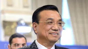 Premierul chinez, decorat cu Colanul Parlamentului României