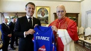 Macron și Papa Leon al XIV-lea s-au întâlnit pentru prima dată. Liderul francez i-a oferit un tricou de baschet