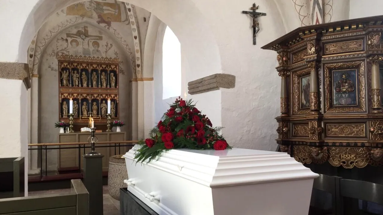 Caz halucinant: Angajatul unei firme de pompe funebre a furat inelul din mâna unui preot decedat și l-a vândut pentru a-și finanța dependența de droguri