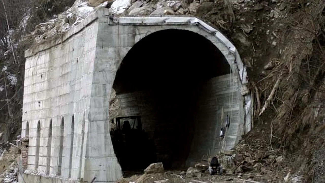 Circulaţia feroviară pe Valea Oltului, afectată de ploile torenţiale