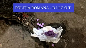 Doi tineri, prinşi cu droguri aduse din străinătate. Ce au mai găsit poliţiştii în maşina bărbatului - FOTO
