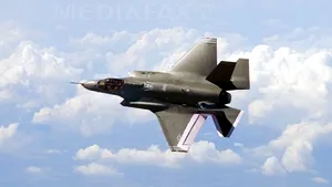 Avionul american de vânătoate F-35 a efectuat cu succes prima aterizare pe puntea unui portavion