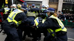 Zi cu proteste în Europa. Incidente între poliţie şi manifestanţii împotriva restricţiilor în Londra VIDEO 