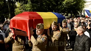 Corneliu Vadim Tudor, înmormântat cu onoruri militare: Văcăroiu, Funar şi Dumitru Dragomir, printre cei prezenţi la ceremonie - FOTO, VIDEO