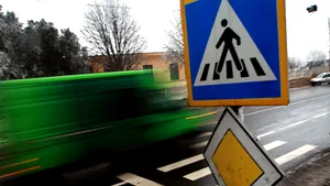 Fetiţă de opt ani accidentată pe trecerea de pietoni