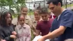 Un pui de corb a fost salvat de copiii unei școli din Dr. Tr. Severin