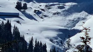 O avalanşă de un kilometru a „măturat” o cabană din Munţii Rodnei