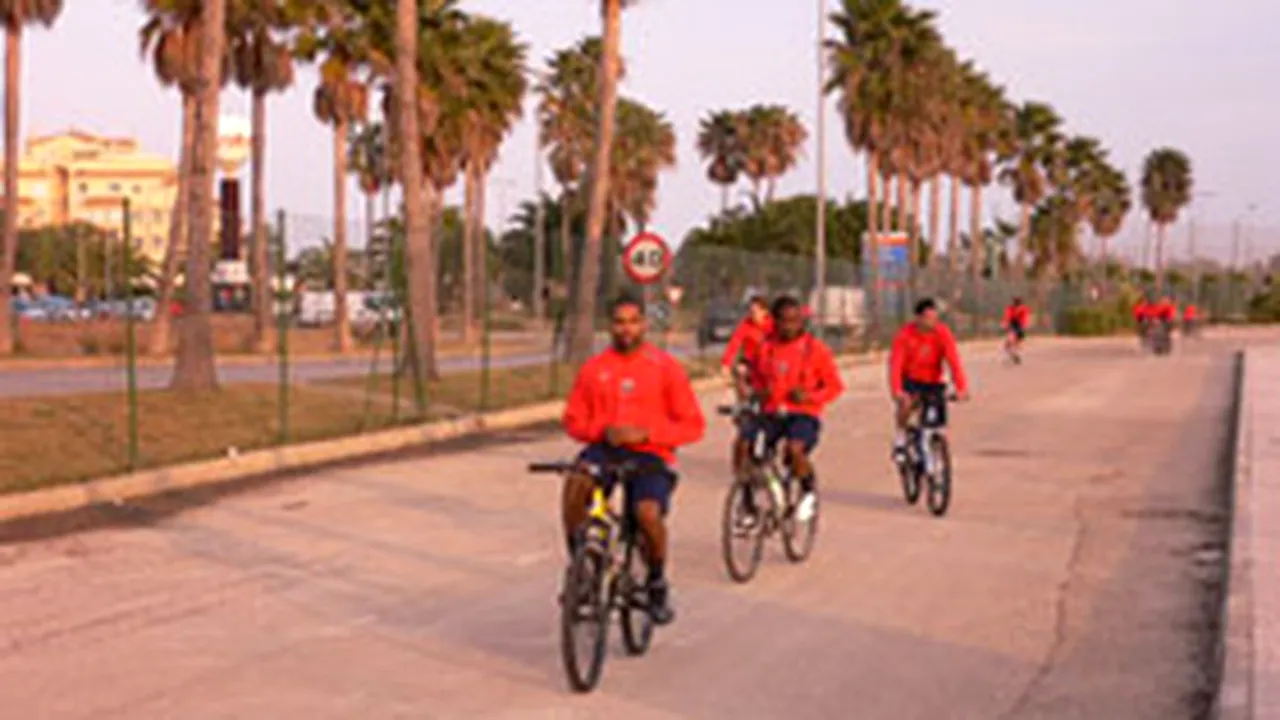 Steliştii merg cu bicicletele la antrenamente