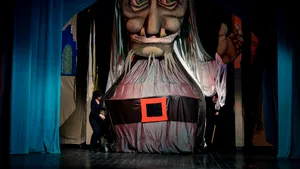 GALERIE FOTO O păpuşă de 6 metri, manevrată de cinci persoane, pe scena Teatrului din Piteşti