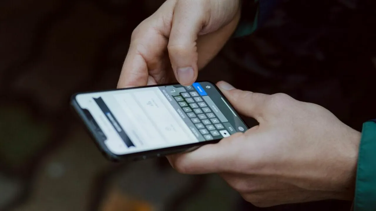 Ai primit un mesaj că trebuie să plătești pentru un colet? Peste un milion de români au fost vizați de escroci