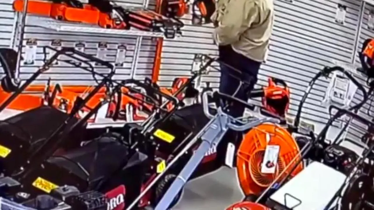 Modul în care un hoţ, aflat într-un magazin de unelte, a camuflat o drujbă ca să o fure. Acţiunea a fost filmată | VIDEO