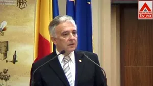 Isărescu cere băncilor soliditate şi prudenţă