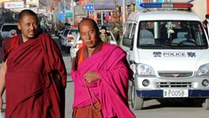 Incendii şi violenţe în capitala tibetană, soldate cu mai mulţi răniţi