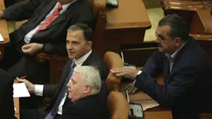 FOCUS: Moţiunea plictisitoare şi spectacolul alergătorilor după iluzii din PSD