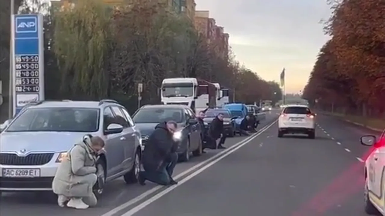 Imagini mişcătoare de pe front: oamenii au îngenuncheat în trafic, la vederea convoiului cu cadavrele soldaţilor ucraineni

