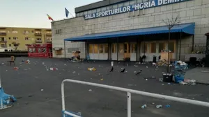 GALERIE FOTO: Mizerie de nedescris lăsată la Sala Sporturilor din Cluj de românii întorşi din zonele roşii ale Europei