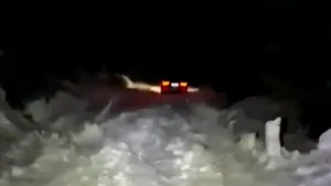 Un bărbat și fiul său au rămas blocați cu mașina în zăpadă pe munte în noaptea de Înviere