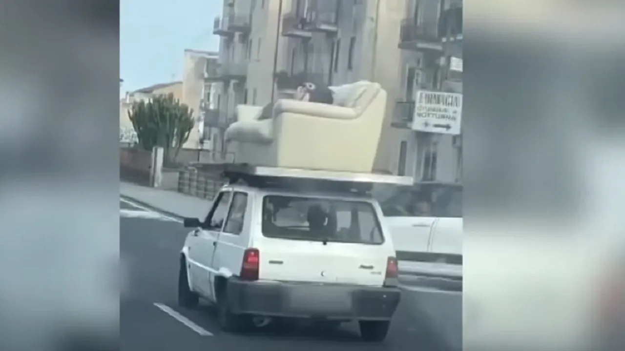 VIDEO Un italian a călătorit întins pe o canapea pusă pe plafonul maşinii. Şoferul spune că nu ştia