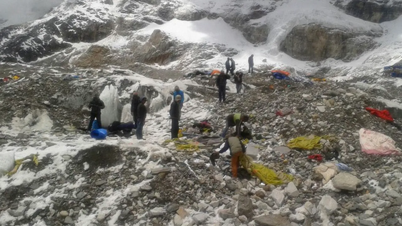 Misiune pentru salvarea unor alpinişti în Munţii Făgăraş. Salvamontiştii şi elicopterul SMURD se află în zonă