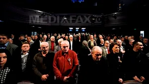 REPORTAJ: Revoluţionarii s-au înjurat la o ceremonie şi au cerut spaţii comerciale în loc de diplome - FOTO