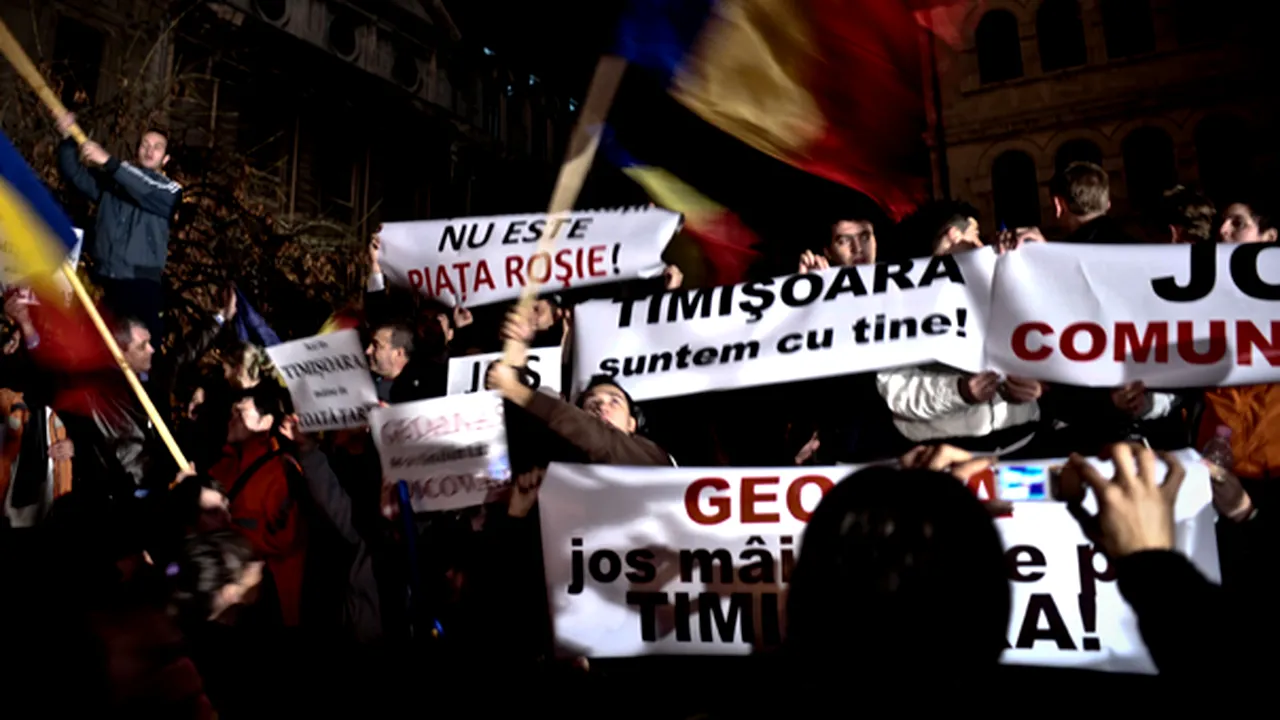 Circa 500 de târgovişteni în faţa Primăriei, solidari cu manifestanţii anti-PSD de la Timişoara