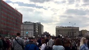 Mii de oameni protestează în Moscova faţă de decizia de a bloca accesul la un cunoscut serviciu de mesagerie. Manifestanţii şi-au fabricat avioane de hârtie