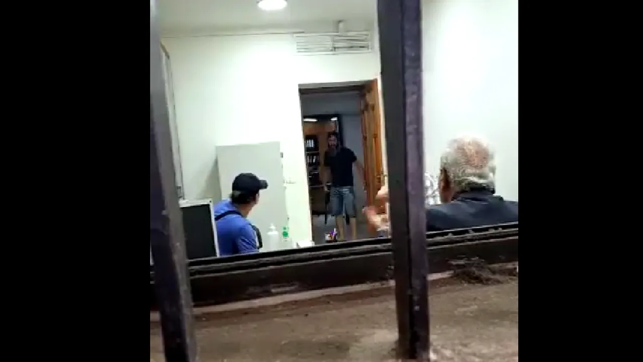 Criza din Liban duce cetăţenii la acţiuni disperate. Un libanez a luat ostatici angajaţii unei bănci şi cere să îi fie eliberaţi banii pe care îi are depozitaţi acolo