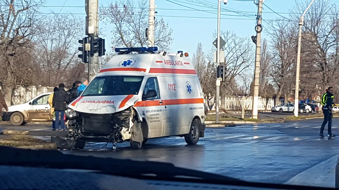 Grav accident în Galaţi. O ambulanţă în misiune şi un autoturism s-au ciocnit într-o intersecţie