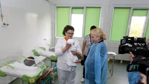 Tatăl unui bebeluş de la maternitatea Focşani acuză: Înainte de vizita lui Dăncilă au fost puse perne şi pături noi, apoi retrase - FOTO