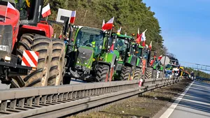 Fermierii polonezi reiau protestul la graniţa cu Ucraina