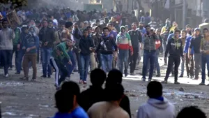 Poliţia intervine cu gaze lacrimogene împotriva unor manifestanţi islamişti şi liberali la Cairo