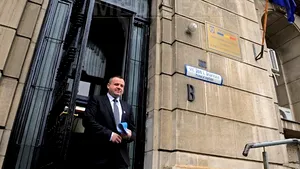 Fostul ministru al Muncii Ioan Botiş, huiduit de protestatarii din faţa Ministerului Muncii